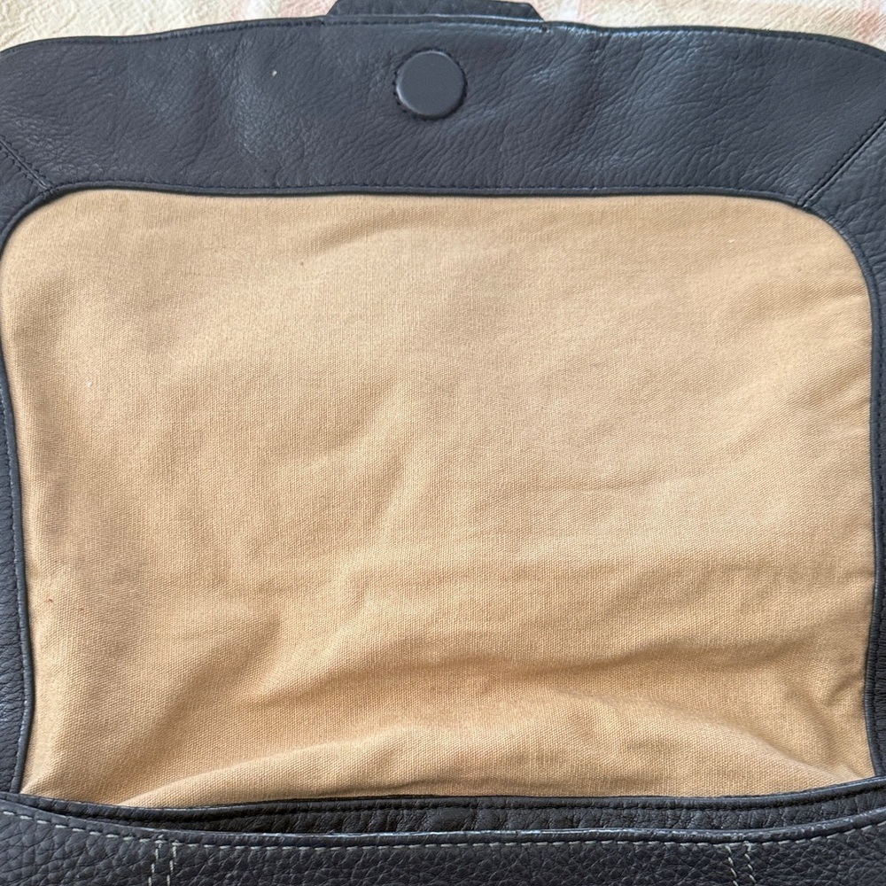 Vintage Ellen Tracy Black Leather Shoulder Bag with Gold Accents - Picture 6 of 12